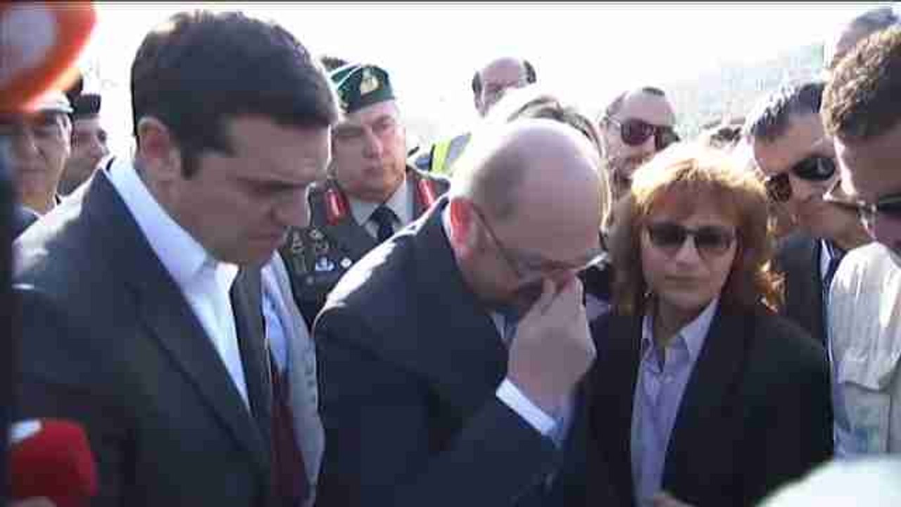 Tsipras y Schulz visitan a los refugiados en la isla de Lesbos
