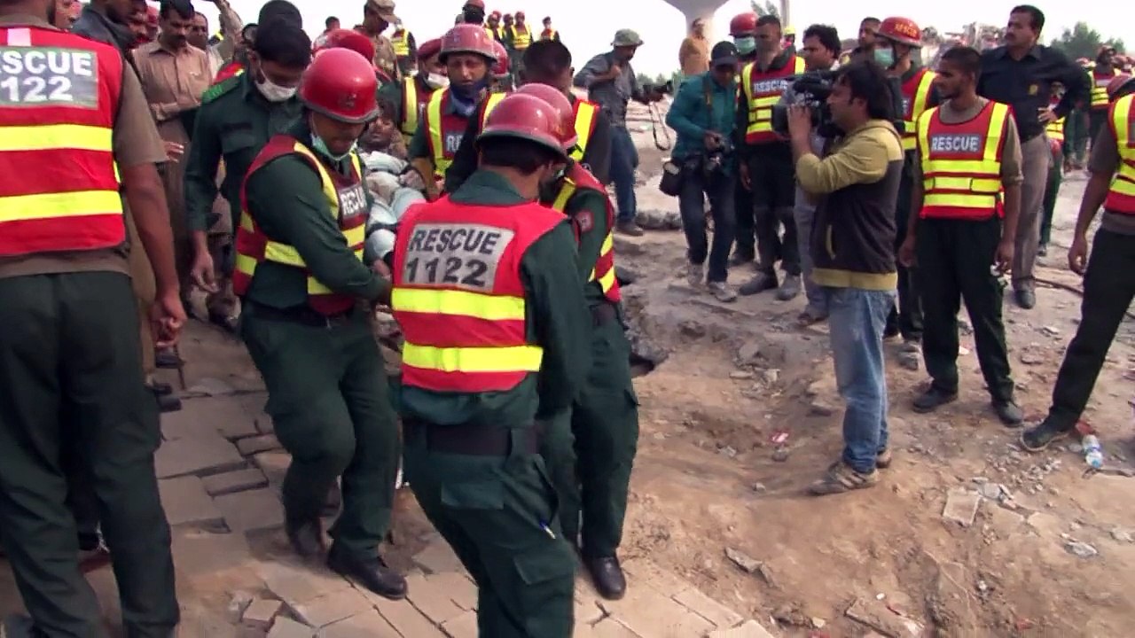 Fabrikeinsturz in Pakistan: Suche nach Überlebenden