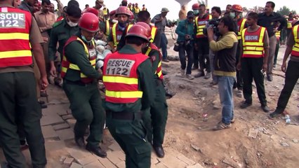 Fabrikeinsturz in Pakistan: Suche nach Überlebenden