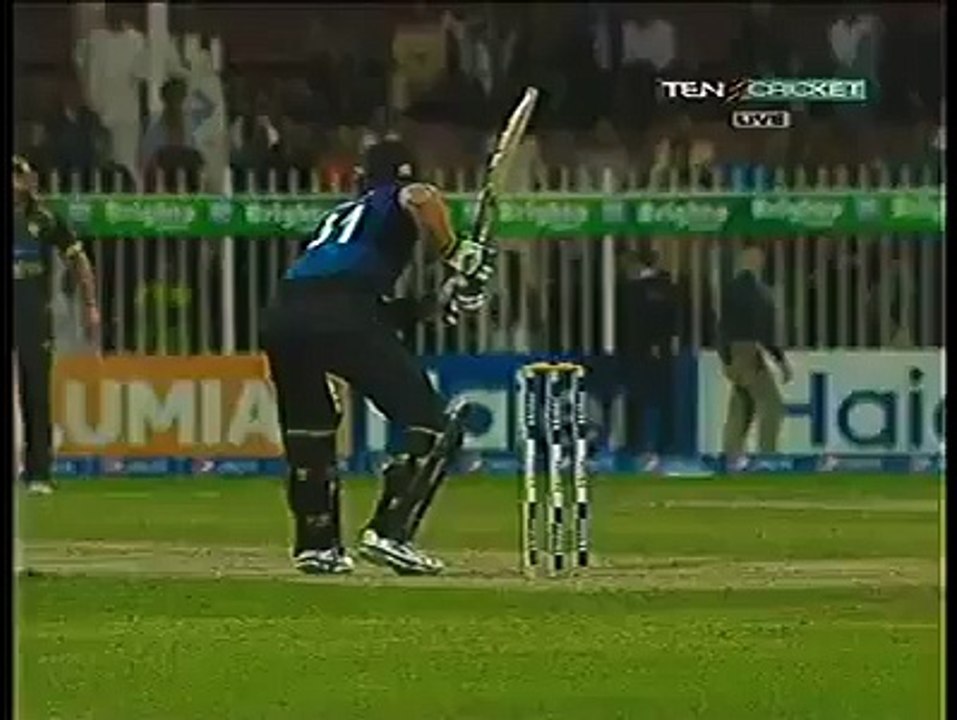 Shahid Afridi extra ordinary Catch (Cricket Pakistan)