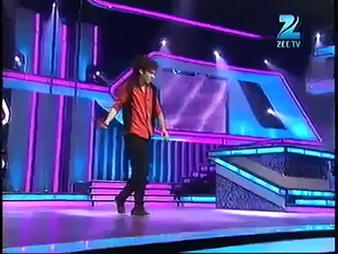 Slow Motion Dance King Raghav Juyal Cockroach Impressing Bipashu Basu in  His Style - video Dailymotion