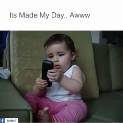 Telefonla Konuşma Taklidi Yapan Bebek