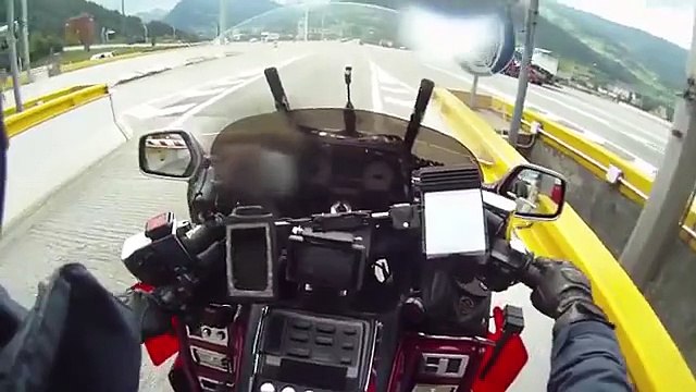 Polizia insegue centauro, la sua reazione lascia tutti a bocca aperta