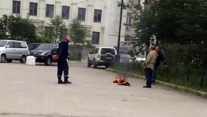 Le sauvetage d'un homme qui voulait s'immoler par le feu