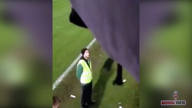 Torcedores jogam balde de água em bandeirinha