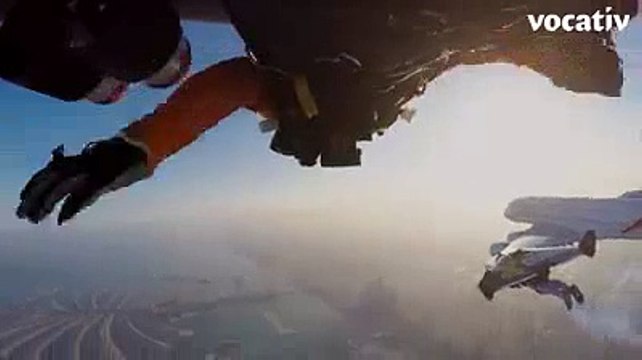 يحدث في سماء دبي شابان مغامران يطيران بجانب طائرة في مشهد مثير جداً