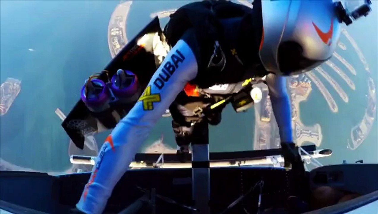 Deux cascadeurs volants frôlent un A380 au dessus de Dubaï