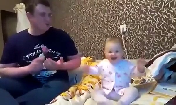 Папа красиво поёт, дочка классно танцует! Приколы с детьми)))