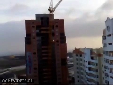 Башенный кран рухнул из-за мощного ветра