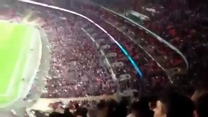 Бумажным самолетиком прямо в голову футболисту