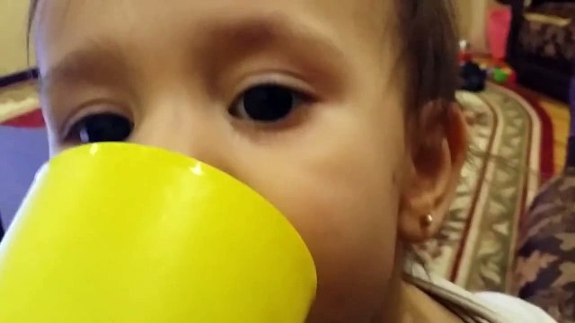 Ребенок пьет Минеральную Воду Первый раз! The baby to drink Mineral Water the First time!