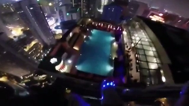 Невероятный прыжок в бассейн с крыши
