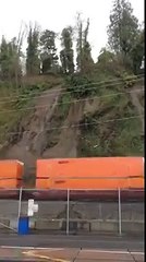 Оползень сбил поезд