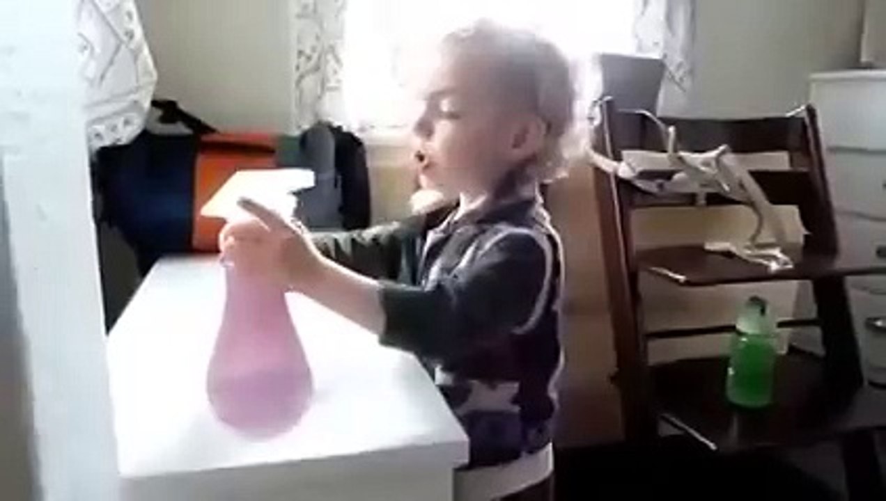 Малыш убирает дом