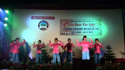 Múa dân gian áo bà ba