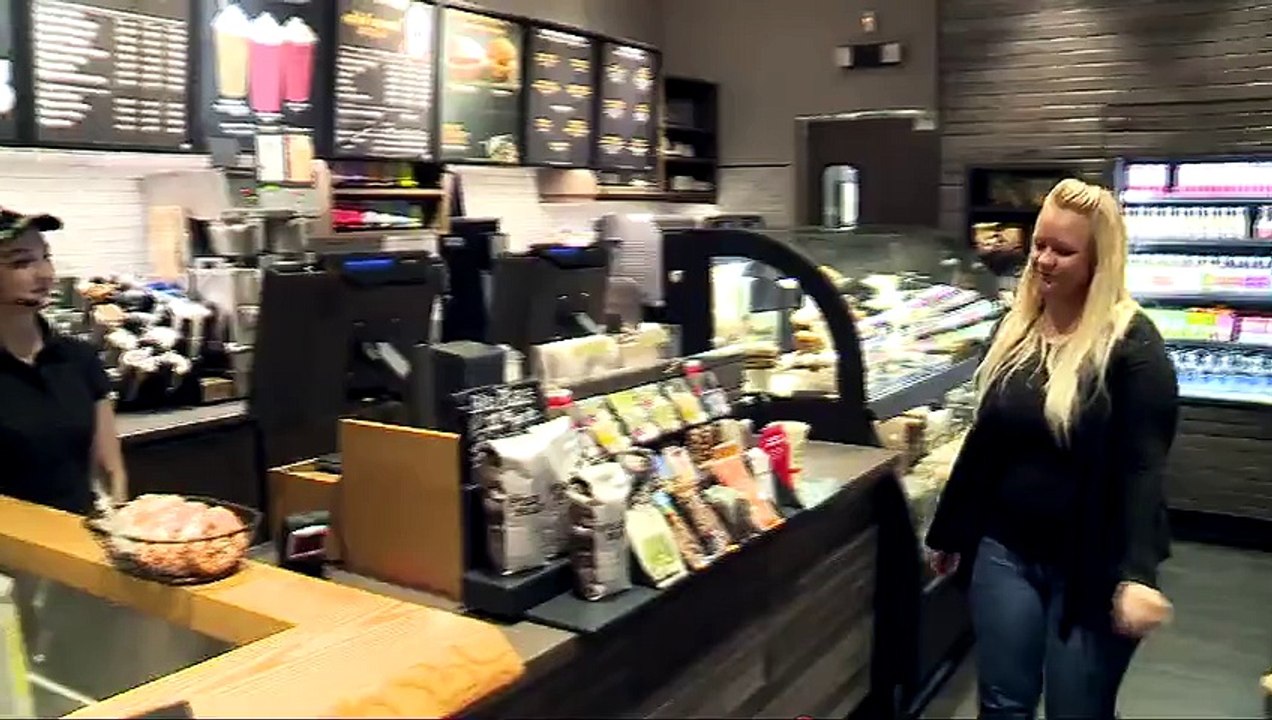 Starbucks Barista Helping Deaf Customer Goes Viral