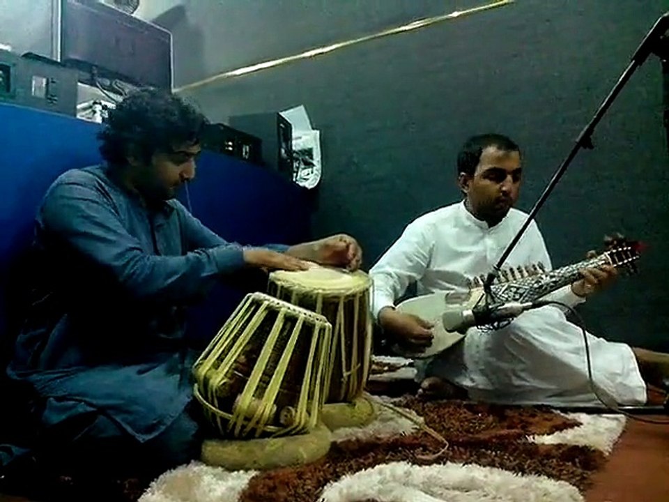 Ghar aya mera perdesi by Waqar atal on rabab - tapay tang takor pashto song