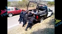 Policias Empujan Patrulla Para Brindar Apoyo en Enfrentamiento en Tonalá