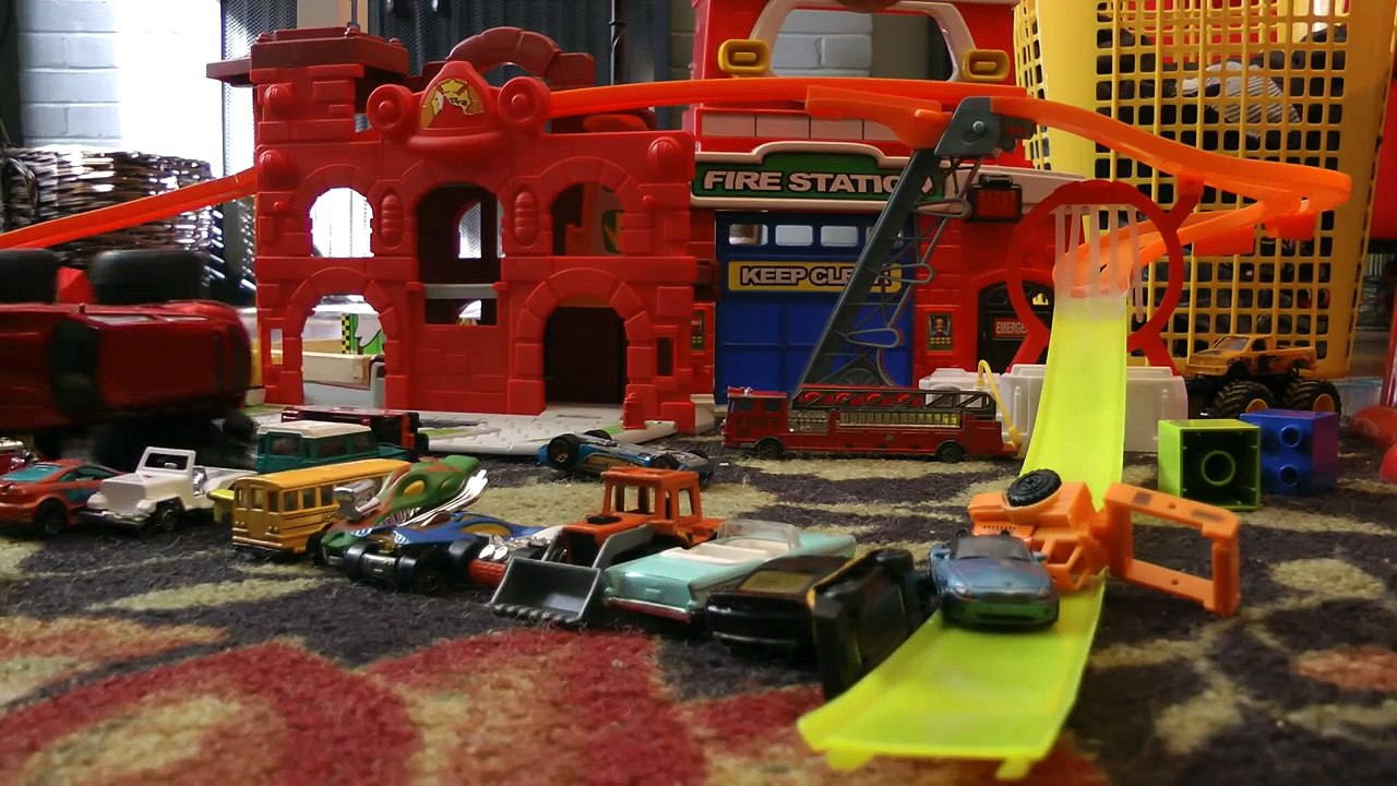 CARS AND TRUCKS KIDS PLAYING HOT WHEELS FUN SUPER TRACKS