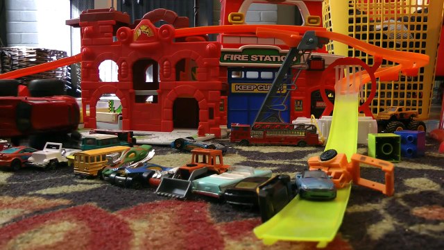 CARS AND TRUCKS KIDS PLAYING HOT WHEELS FUN SUPER TRACKS