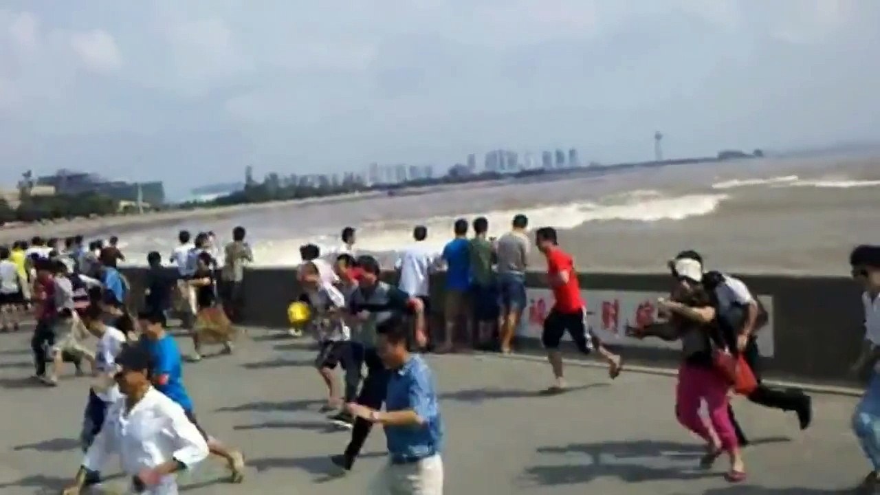 Enjoyment Of Tidal Bore In Qiantang Jiang