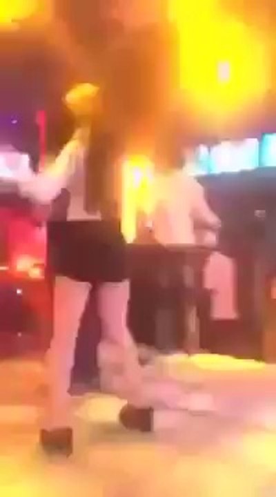 Hot girl có điệu quẩy cực sốc trên Bar