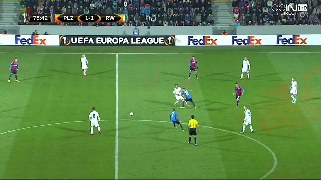Le but gag et chanceux de Philipp Schobesberger contre Plzen - Football