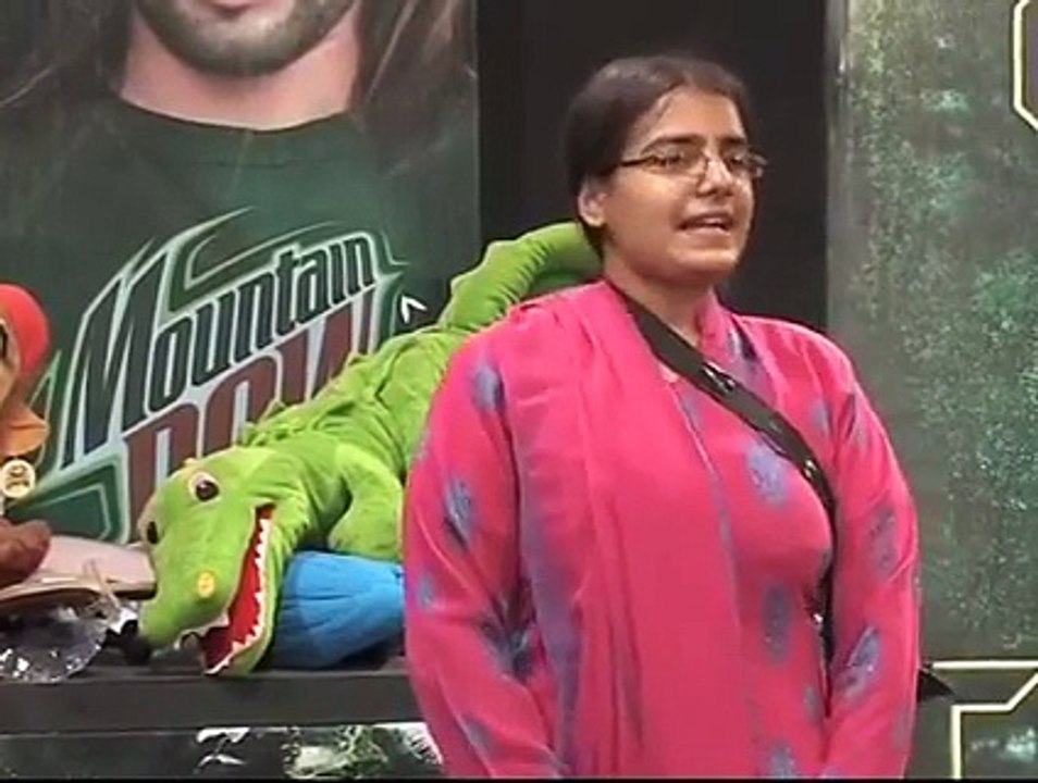 Is Aunty ka Dimag Hilaa huwa hai