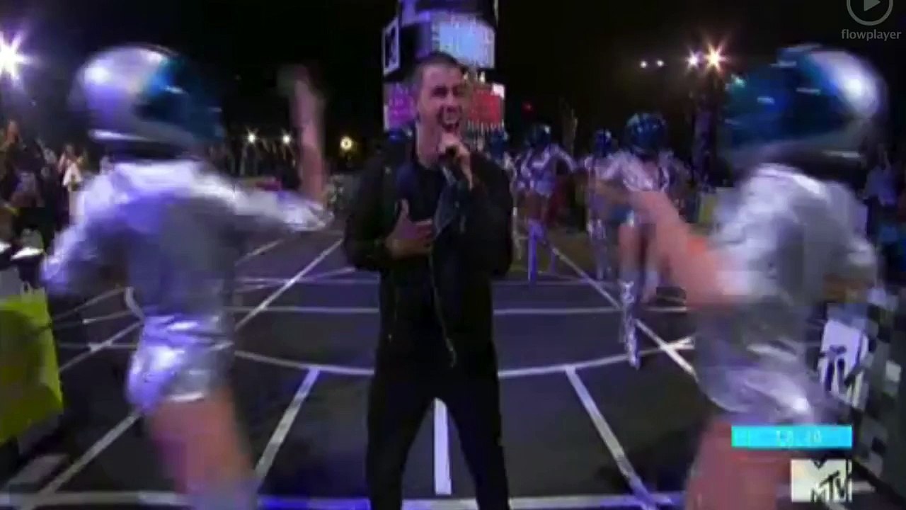 Nick Jonas Performs Levels At MTV VMAs 2015 Review
