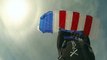 Un Skydiver met le feu à son parachute avant d'ouvrir son parachute de secours