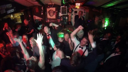 Ce gars n'a aucun rythme... Il frappe des mains et c'est moche!!!