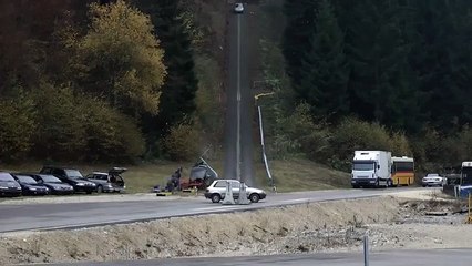 Auto si schianta a 200 km/h, quello che succede è assurdo