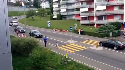 İsviçrede çocuklara yaya geçit kursu!