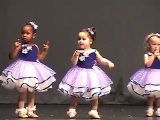 Küçük çocukların bale gösterisi!