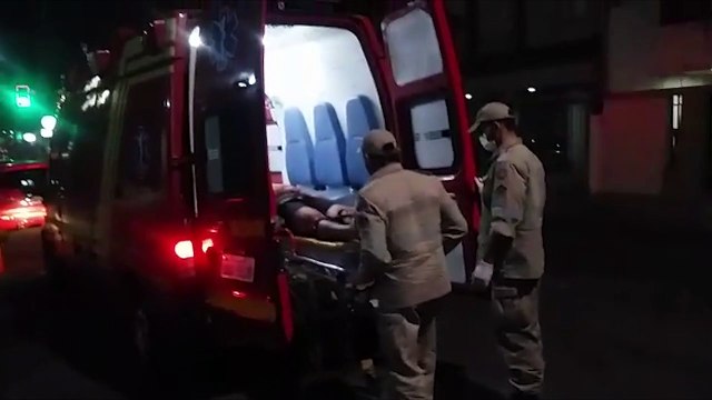 Motorista perde controle de carro, bate em lanchonete e para em poste na Avenida Hugo Musso, em Vila Velha