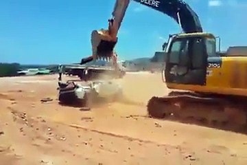 يحدث في السودان : عامل سوداني مقهور يدمر سيارة المقاول لعدم تسديده رواتبه لمدة ثلاثة أشهر