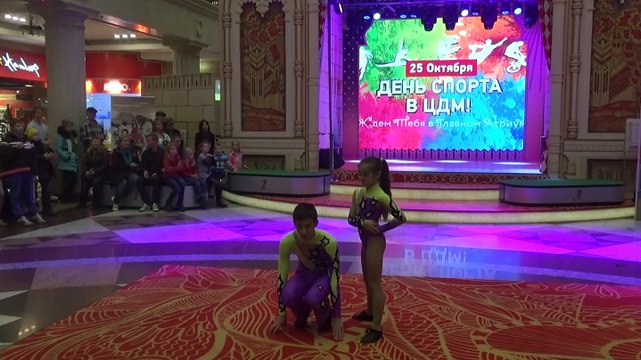 Спорт-шоу номера акробатичeского рок-н-ролла