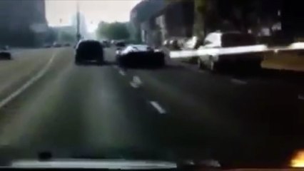 Farda de Ferrari y lo estampa contra coches estacionados