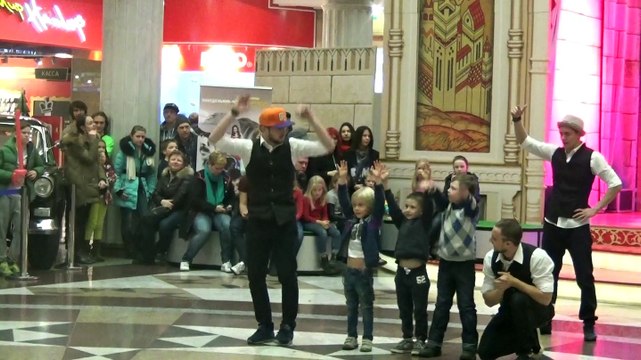 Паркур-шоу(прыжки через детей)