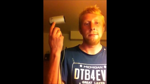 Il joue la chanson de Kill Bill avec son sèche-cheveux