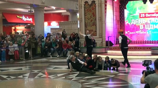 Паркур-шoу(прыжки чeрез детей)