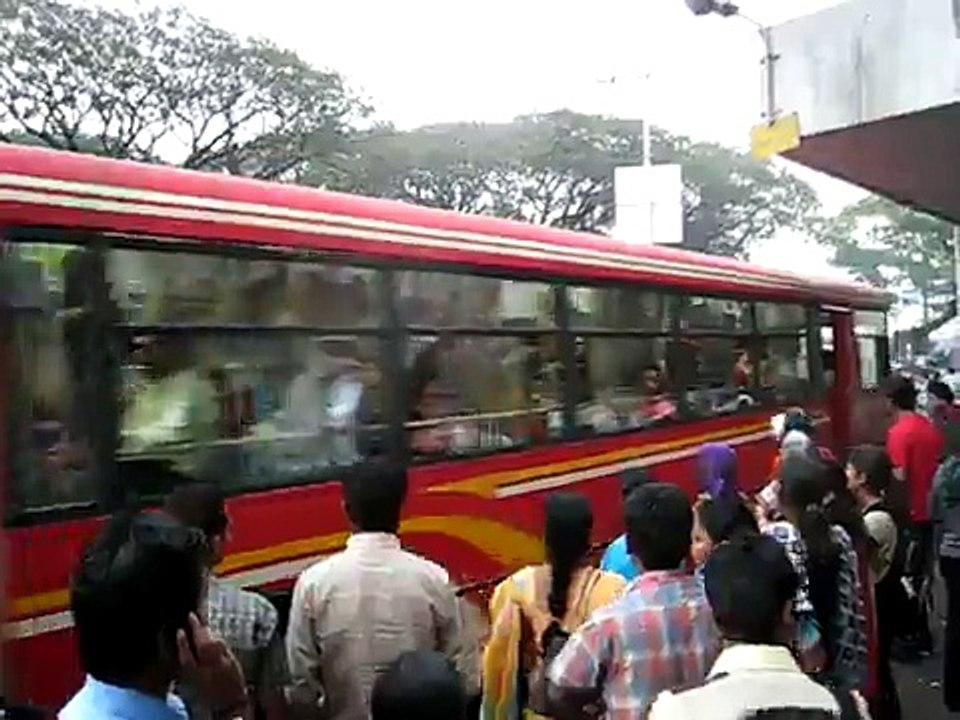 Overcrowded Bus In India - video Dailymotion