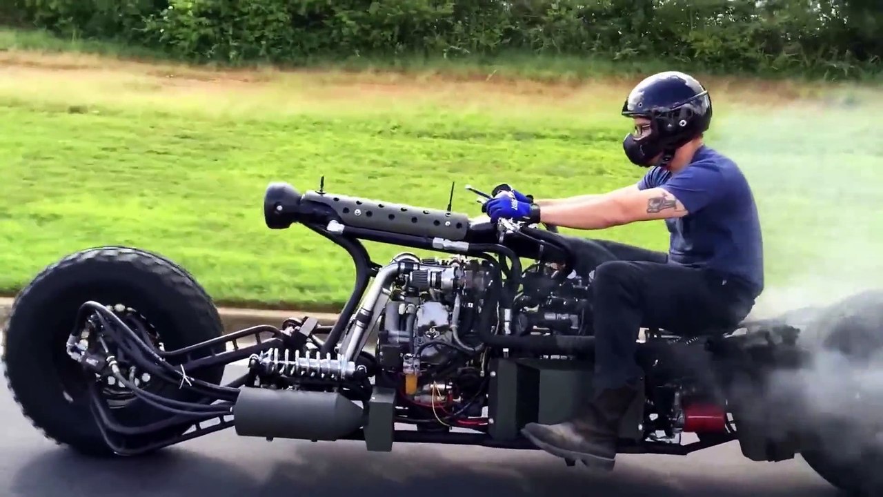 Une moto monstrueuse en mode Mad max... ça fume!!!