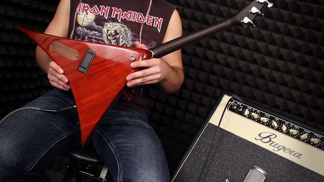 Ce russe a fabriqué sa propre mini guitare Balalaika et joue du Nirvana, Metallica, Blur...