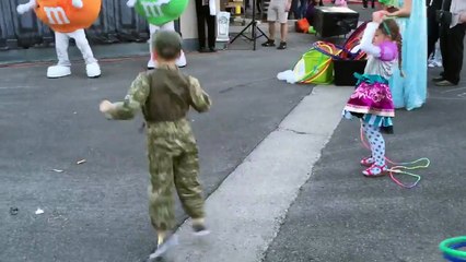 Un gamin danse sur uptown Funk et va vite etre rejoint par tout ses amis!