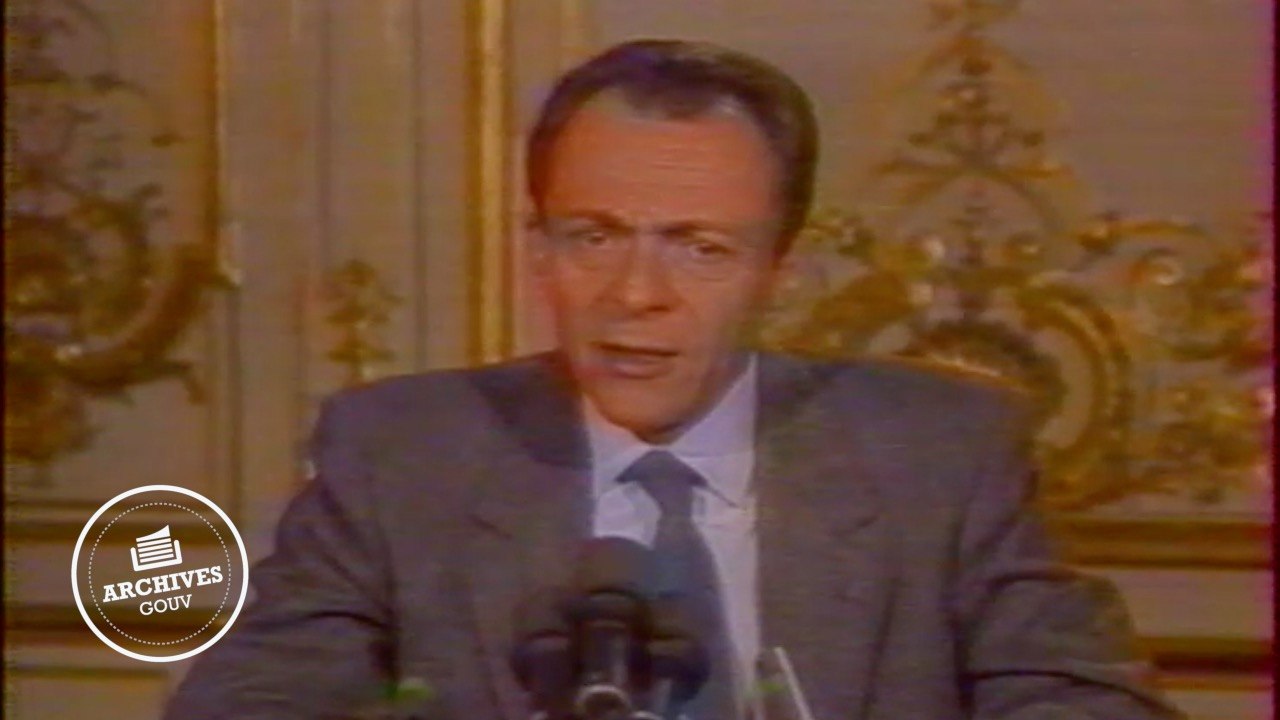 [#ArchivesGouv] 6 novembre 1988 : réferendum sur la Nouvelle-Calédonie, le Premier ministre Michel Rocard s'exprime depuis Matignon