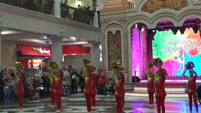 Выступление группы поддержки чирлидерш