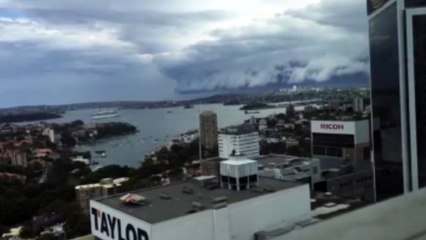 Une impressionnante tempête envahit le ciel de Sydney