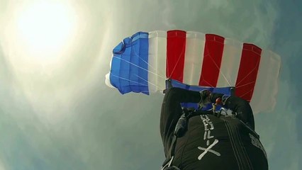 Il Met le feu à son Parachute en plein Vol