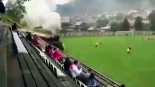 Пришли на стадион посмотреть футбол, а там ездит паровоз